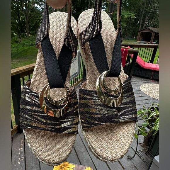 Stylish Black and Gold Women’s Sandals - Picture 6 of 7